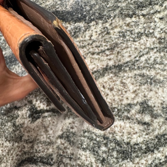 Gucci Tan Embossed Leather Wallet with Gold Heart Clasp with Free COA - Picture 9 of 10